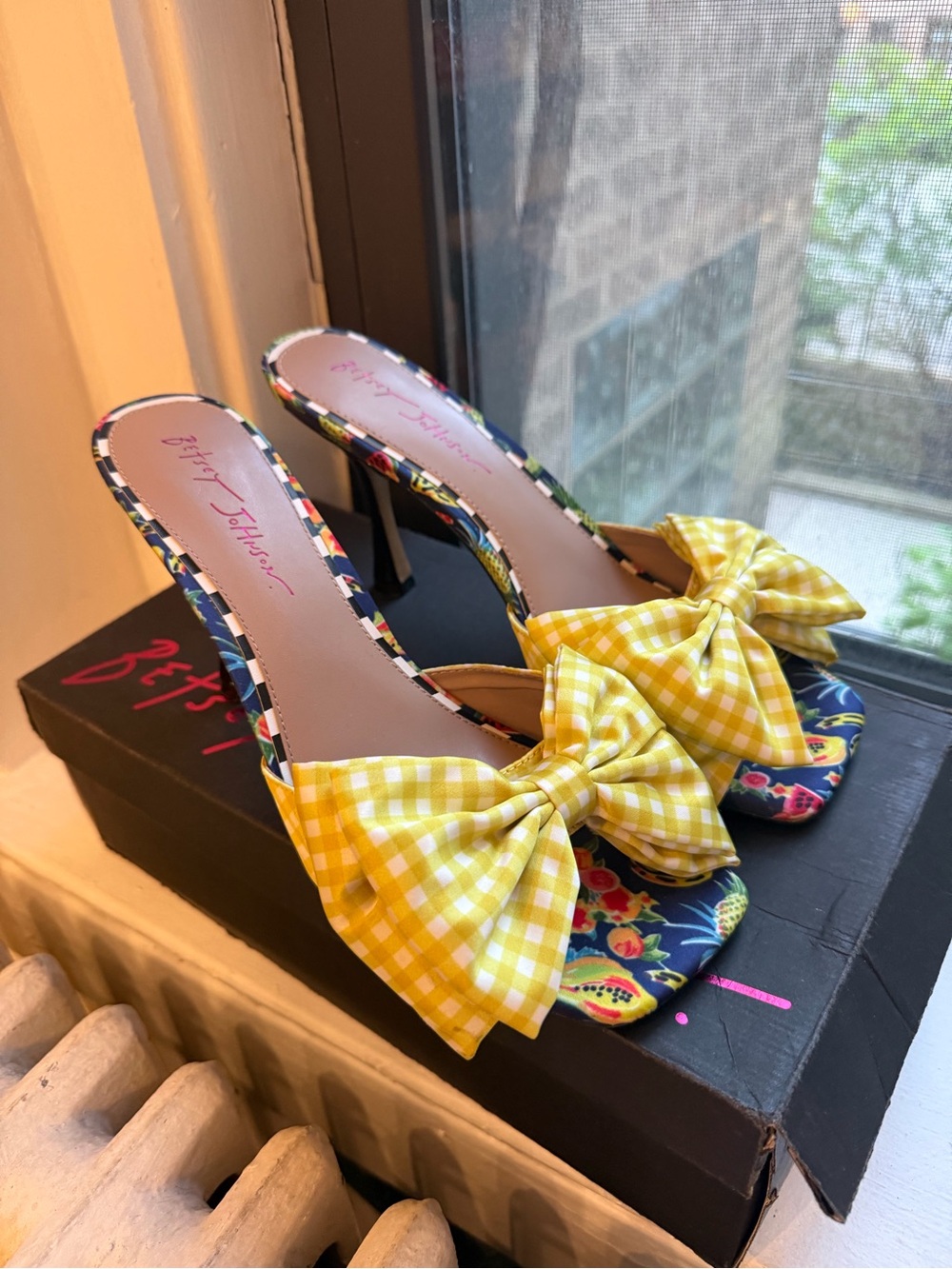 Betsey Johnson Skyee Bow Heels - Picture 2 of 5
